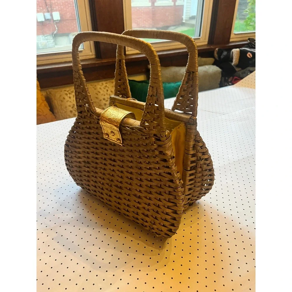 Unbranded structured wicker